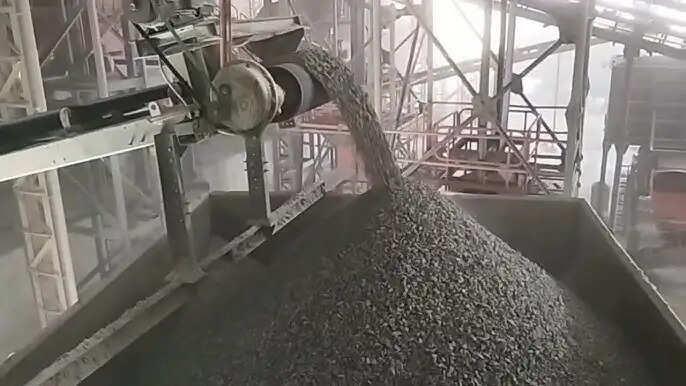 கல்குவாரி மெஷின் பெல்ட்டில் சிக்கி