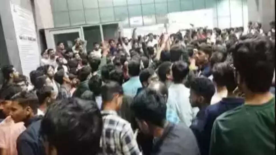 கல்லூரி மாணவியை கொன்று வீசிய கொடூரம்.. நள்ளிரவில் போராட்டத்தில் குதித்த மாணவர்கள்!