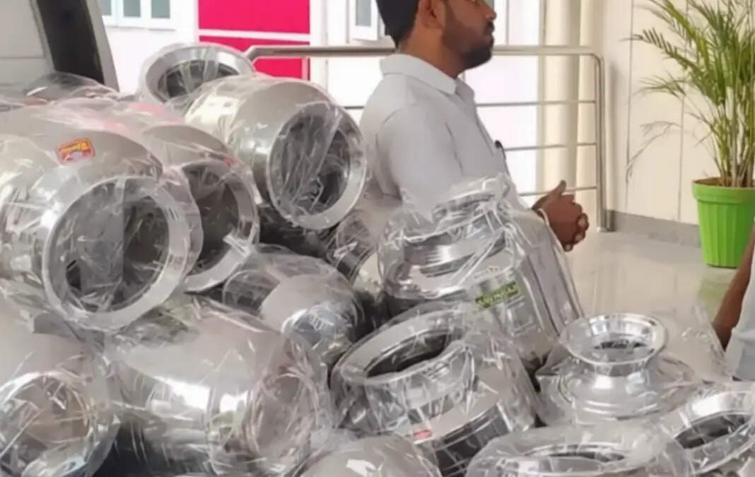 சில்வர் குடங்கள்