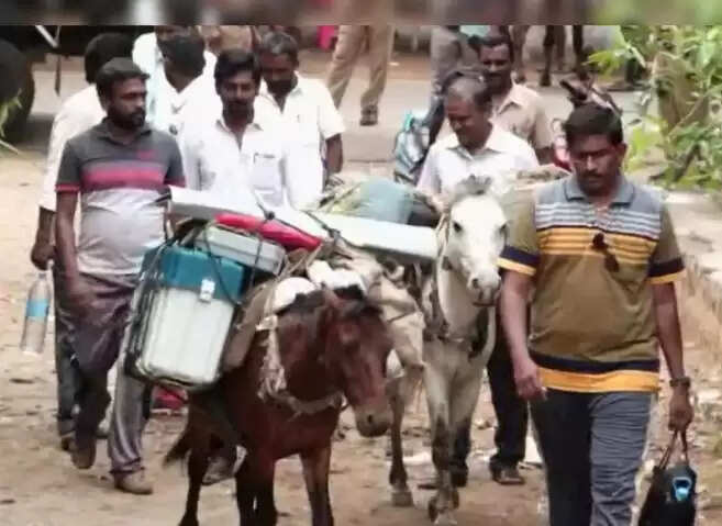 கழுதையில் வாக்குப்பதிவு எந்திரங்கள்