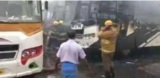 திடீரென தீப்பற்றி எரியத் தொடங்கிய ஆம்னி பேருந்து!! கோயம்பேட்டில் பரபரப்பு!!