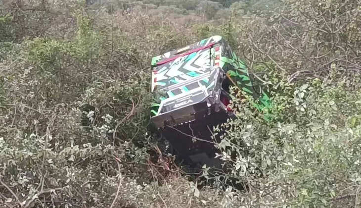 பள்ளத்தில் வேன்