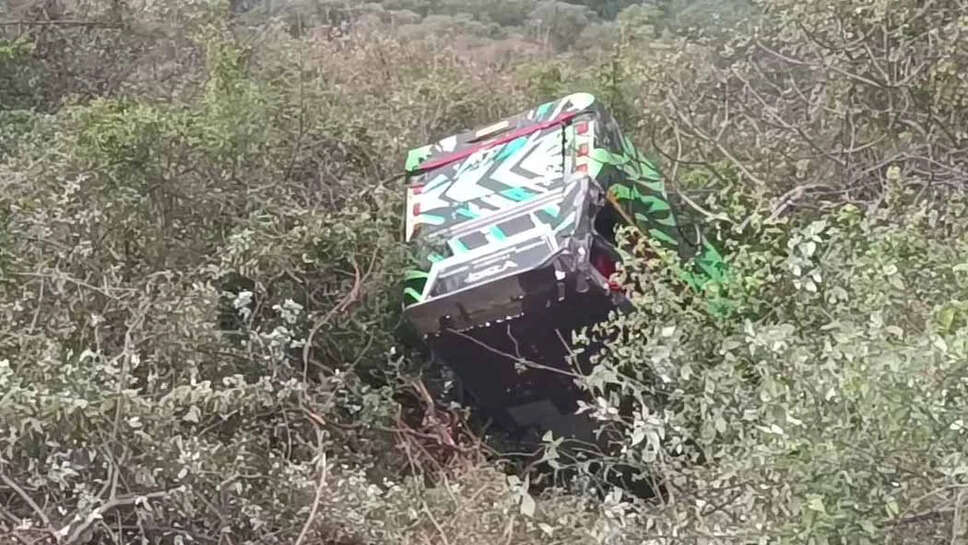 பள்ளத்தில் வேன்