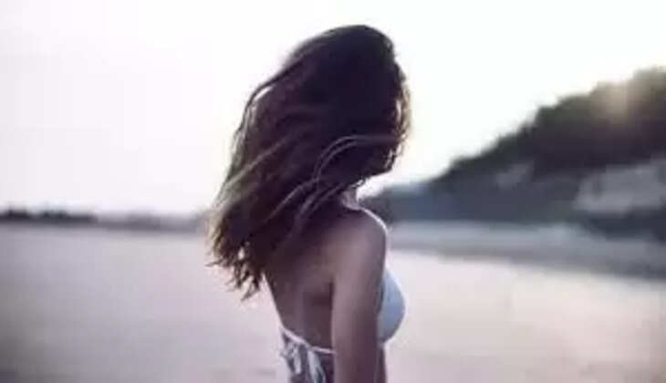 நீச்சல் உடையில் ஆசிரியை