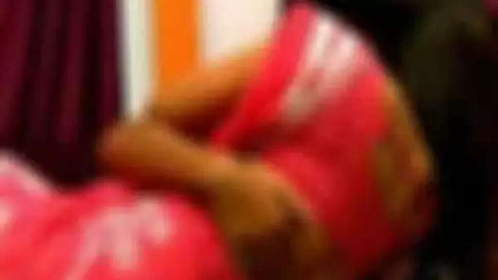 காவலர்கள் இருவர் உல்லாசம்