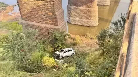 ஆற்றில் பாய்ந்த கார்