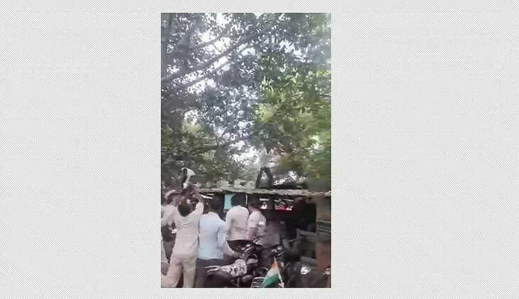 &nbsp;&nbsp; பைக்கில் இருந்து பணத்தை தூக்கிச்சென்ற குரங்கு !