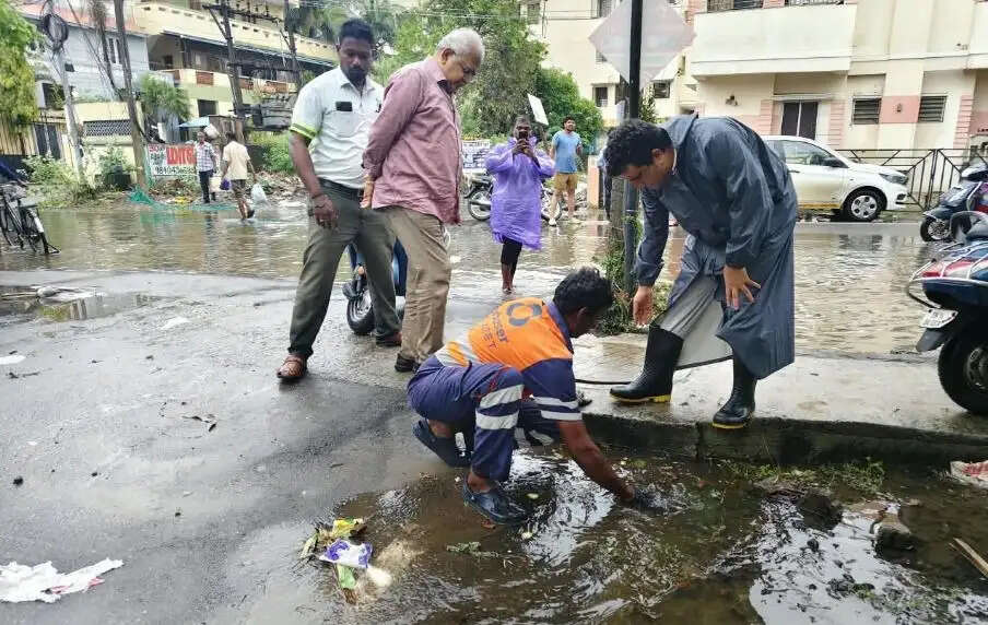 மழை தூய்மை பணியாளர்கள் துப்புரவு