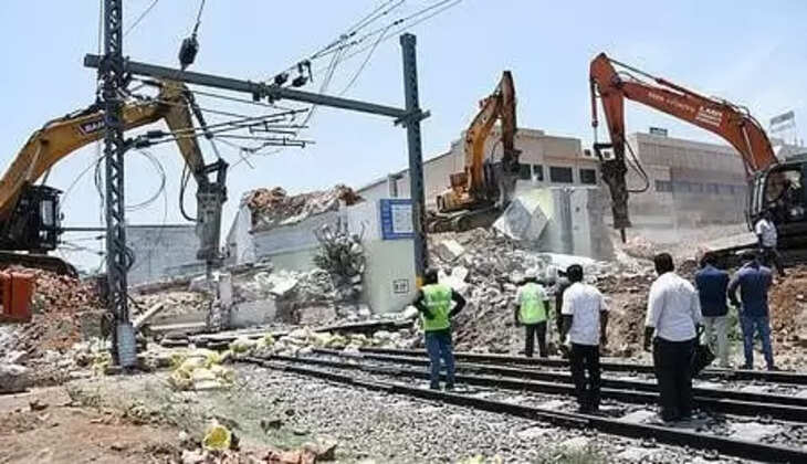 159 ஆண்டுகள் பழமையான மலைக்கோட்டை ரயில்வே மேம்பாலம் இடித்து அகற்றம்! &nbsp;