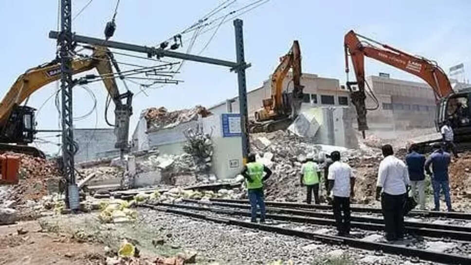159 ஆண்டுகள் பழமையான மலைக்கோட்டை ரயில்வே மேம்பாலம் இடித்து அகற்றம்! &nbsp;