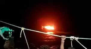 படகில் தீவிபத்து