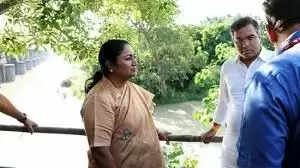 டெல்லி முதல்வர் கன்னத்தில்