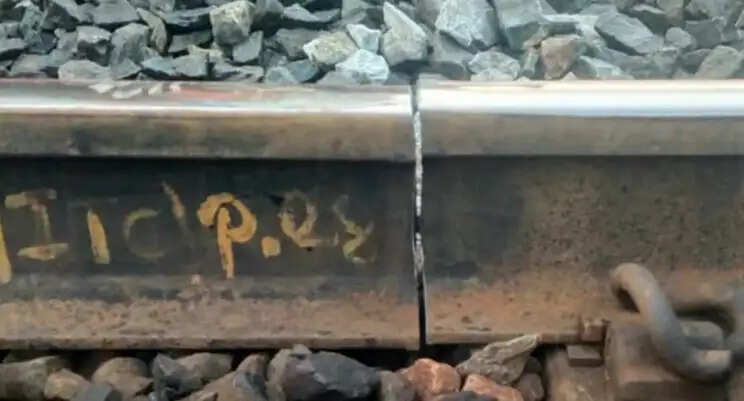தண்டவாளத்தில் விரிசல் ரயில் தண்டவாளம்