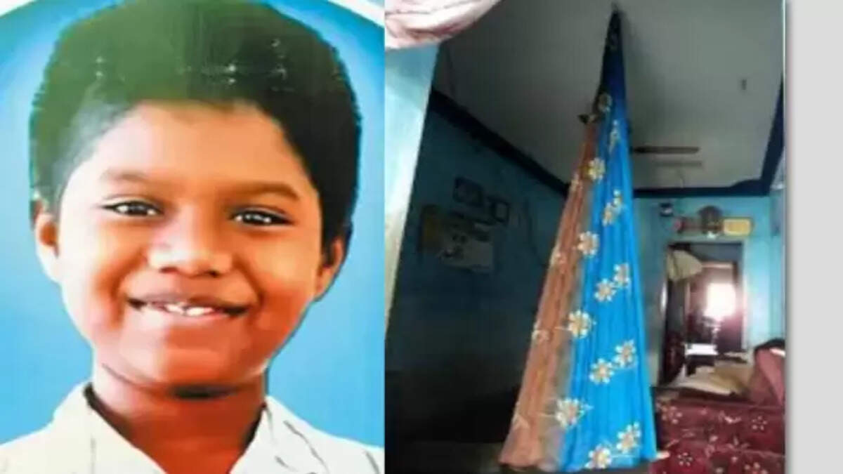 தொட்டில் சேலையில் ஊஞ்சல்