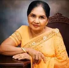 பிரபல பாடகி