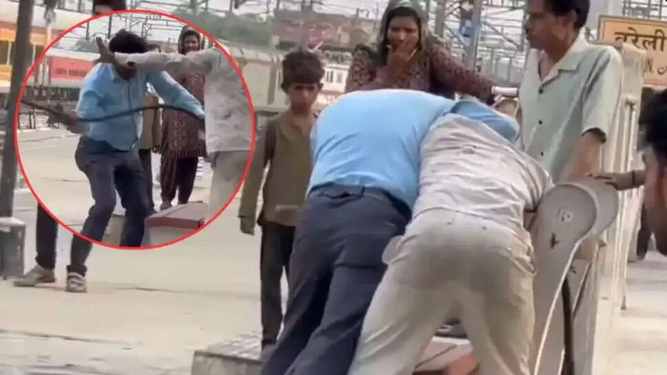 வைரல் வீடியோ... ரயில் நிலையத்தில் பயணியின் கழுத்தை இறுக்கி, கொடூரமாக தாக்கிய கடைக்காரர்!&nbsp;