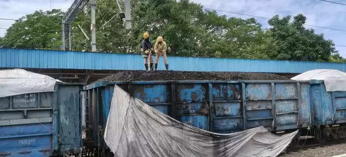 நிலக்கரி ஏற்றி வந்த சரக்கு ரயிலில் தீ விபத்து... ரயில்கள் ஆங்காங்கே நிறுத்தி வைப்பு!