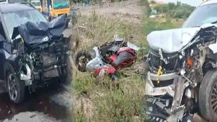 கார் விபத்து இருகார்கள்