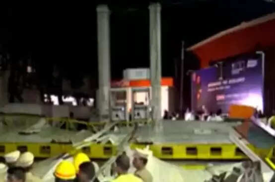 சரிந்த பெட்ரோல் பங்க்