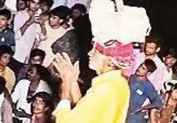 முதியவரின் தலையில் செருப்பு மூட்டை