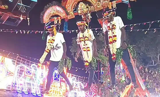 அலகு குத்தி கிரேனில் தொங்கிய படி வந்த பக்தர்கள்