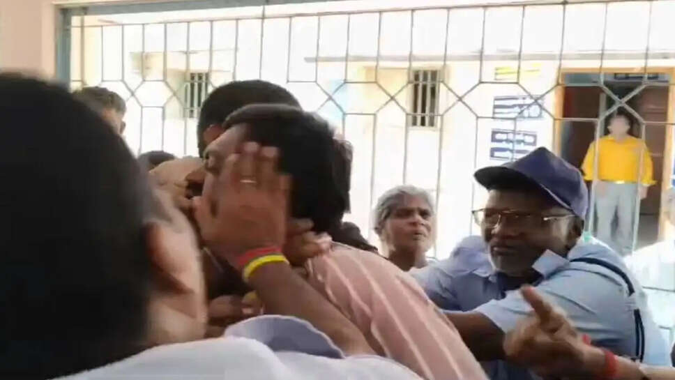 பெண் தூய்மைப் பணியாளரை காலணியால் தாக்கிய ஊழியர்