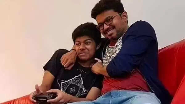 விஜய் மகனுடன்