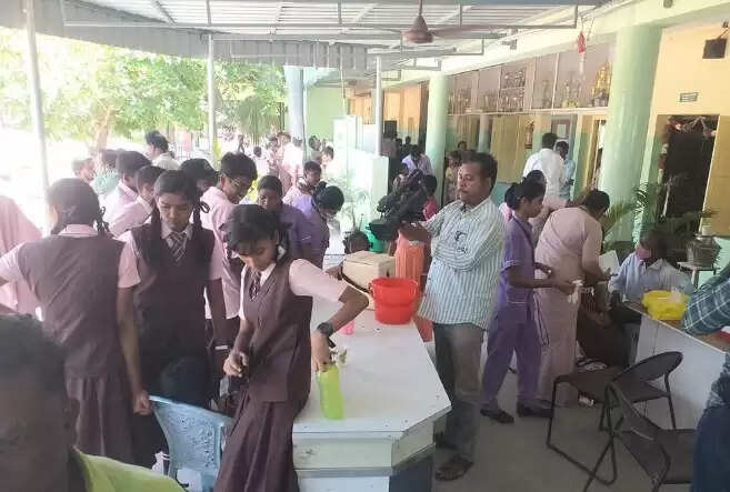 சரிந்து விழுந்த சாமியானா