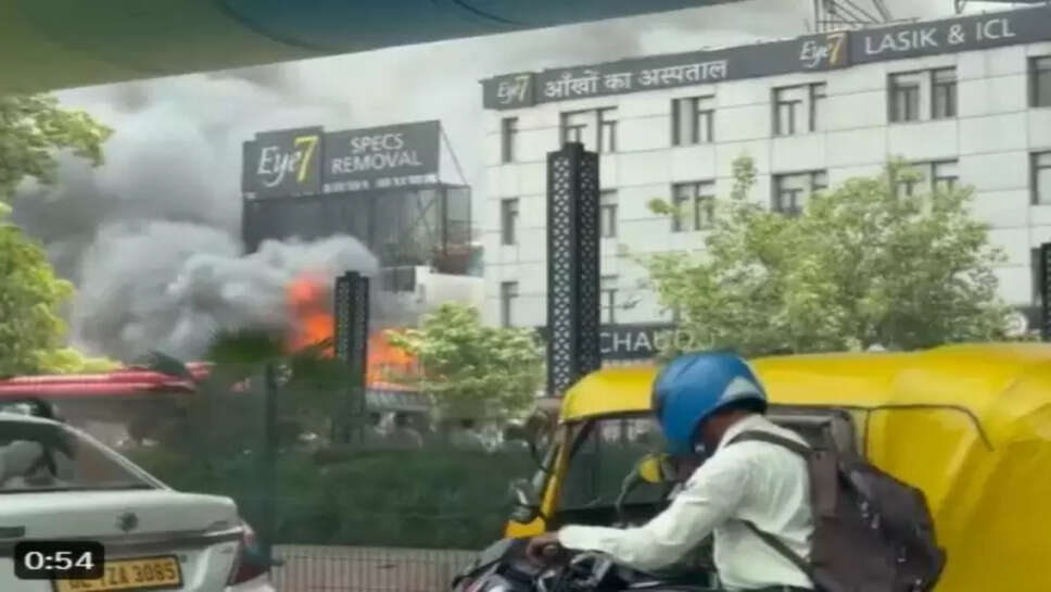 டெல்லியில் அடுத்த அதிர்ச்சி... மருத்துவமனையில் பயங்கர தீ விபத்து... 12 தீயணைப்பு வாகனங்கள் விரைந்தன!