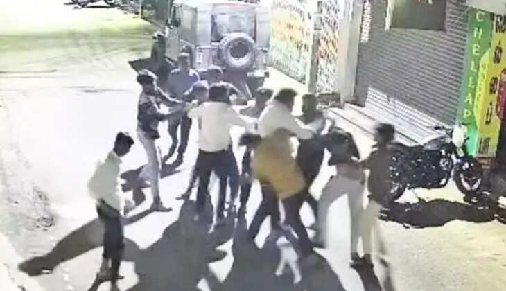 நடுரோட்டில் தகராறு தாக்குதல்