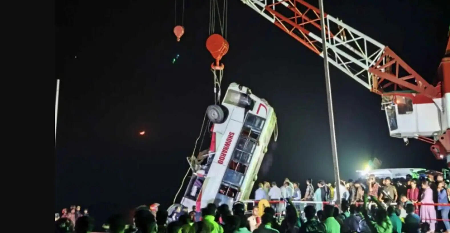 வங்கதேசம் ஆற்றில் கவிழ்ந்த பேருந்து