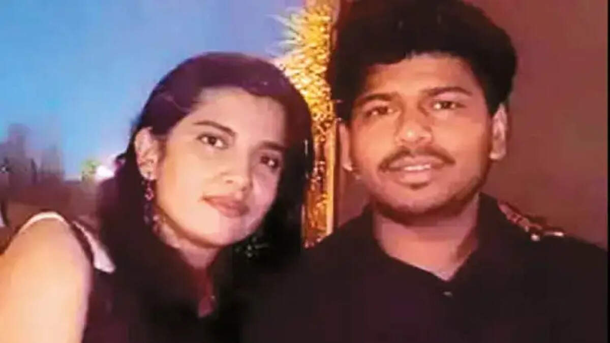 நீண்ட நாட்கள் கழித்து &nbsp;திருமண நிகழ்வில் மகள், மருமகனை &nbsp;சுட்டு