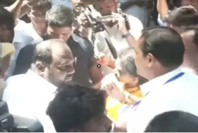 சாலைமறியல்