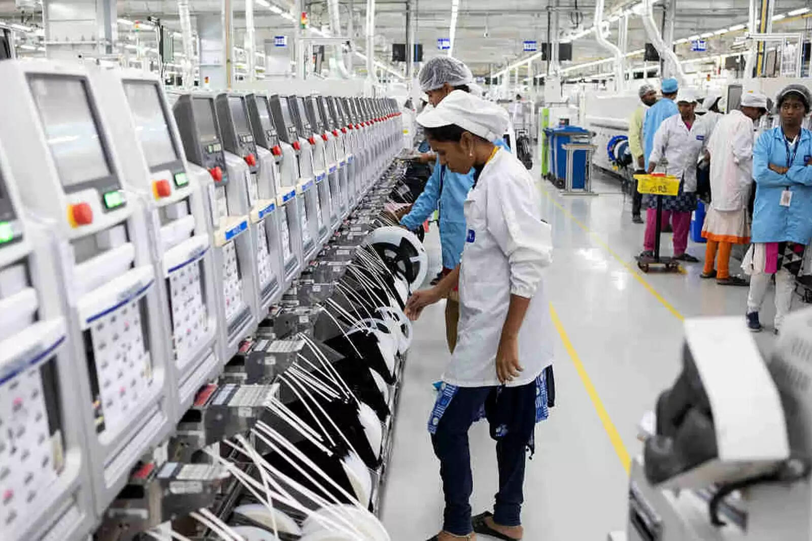 சிப் தயாரிப்பில் ரூபாய் 8,195 கோடி முதலீடு !! சென்னையை தலைமையிடமாகக் கொண்டு செயல்படும் சிப் தயாரிப்பு நிறுவனமான பாலி மேடெக், சிப் தயாரிப்புத் தொழிலில் ஒரு பில்லியன் டாலர் அதாவது ஆயிரத்து 195 கோடி ரூபாய் முதலீடு செய்யத் திட்டமிட்டுள்ளதாக தெரி வித்துள்ளது.இது தொடர்பாக இந் நிறுவனத்தின் தலைவர் ஈஸ்வரராவ் நத்தம் கூறியதாவது... சிப் தயாரிப்புத்தொழிலில் வரும் 2026ம் ஆண்டுக்குள் ஆயிரத்து 195 கோடி ரூபாய் அளவுக்கு முதலீடு செய்து, தொழில் விரிவாக்கம் செய்வதற்கு திட்டமிட்டுள்ளோம். இதில் சிப் தயாரிப்பு மட்டுமின்றி, செமி கண்டக்டர் உற்பத்தியும் இடம் பெறும். இப்போதைய சூழலில் எங்கள் நிறுவனம் ஆண்டுக்கு 30 கோடி சிப்களைத் தயாரித்துக் கொண்டிருக்கிறது. இது அடுத்த ஆண்டு டிசம்பர் இறுதிக்குள் ஆண்டுக்கு ஆயிரம் கோடி சிப்கள் என்ற உற்பத்தி இலக்கை எட்டும் எங்களது தொழிற்சாலை சென்னையில் உள்ளது. எங்களது அடுத்த உற்பத்தி தொழிற்சாலைகள் கிருஷ்ணகிரி மாவட்டத்தில் அமைகிறது. இந்தத் தொழிற்சாலையில் இருந்து செப்டம்பரில் இருந்து உற்பத்தித் தொடங்கும். இதற்கான அடிப்படை கட்டமைப்புப் பணிகள் முடித்துள்ளன. இந்த முயற்சியால் வரும் டிசம்பர் இறுதிக்குள் எங்கள் நிறுவனத்தின் சிப் உற்பத்தி 200 கோடி என்ற இலக்கை எட்டும். இப்போது நாங்கள் உற்பத்தி செய்யும் ஆப்டோ செமி கண்டக்டர்கள், சிப் ஆகியவை மின் விளக்கு கள் உற்பத்தி, மருத்துவ கருவிகள் உருவாக்கம், உணவு சுத்திகரிப்பான் மற்றும் பாதுகாக்கும் தொழிற் துறைகள் என்று பல்வேறு துறைகளிலும் பயன்ப டுத்தப்படுகிறது.இதனால், தேவை அதிகம் உள்ளதால், விரைவில் சந்தை விரிவாக்கம் நிகழ்கிறது என்றார். இப்போது இந்தியாவில் செமிகண்டக்டர் மற்றும் சிப் தயாரிப்புத் தொழில் தோராயமாக 110 லட்சம் கோடி ரூபாய் என்ற சந்தை மதிப்பைக் கொண்டுள்ளது. வரும் 2030ம் ஆண்டில் இதன் சந்தை மதிப்பு 180 லட்சம் கோடியே 30 லட்சத்து 210 கோடி ரூபாயாக இருக்கும் என்கின்றனர் சந்தை வல்லுநர்கள்