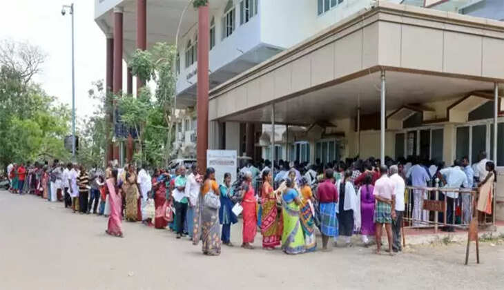 கலெக்டர் அலுவலகத்தில் மனு கொடுக்க குவிந்த மக்கள்... நீண்ட வரிசையில் காத்திருப்பு!