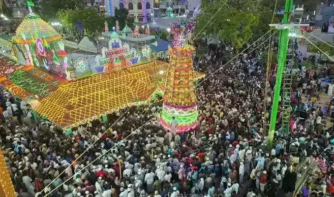 ஏர்வாடி தர்ஹாவில் குவிந்த மக்கள் வெள்ளம்... 851ம் ஆண்டு மதநல்லிண சந்தனக்கூடு திருவிழா! &nbsp;