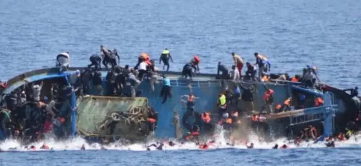 படகு கடல் கவிழ்ந்து