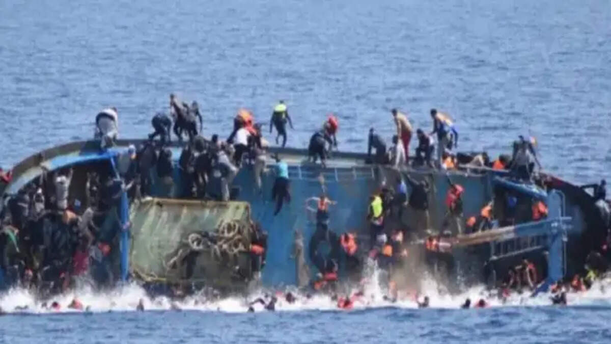 படகு கடல் கவிழ்ந்து