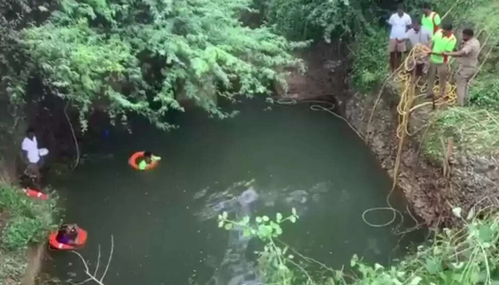 கிணற்றில் பாய்ந்த கார்