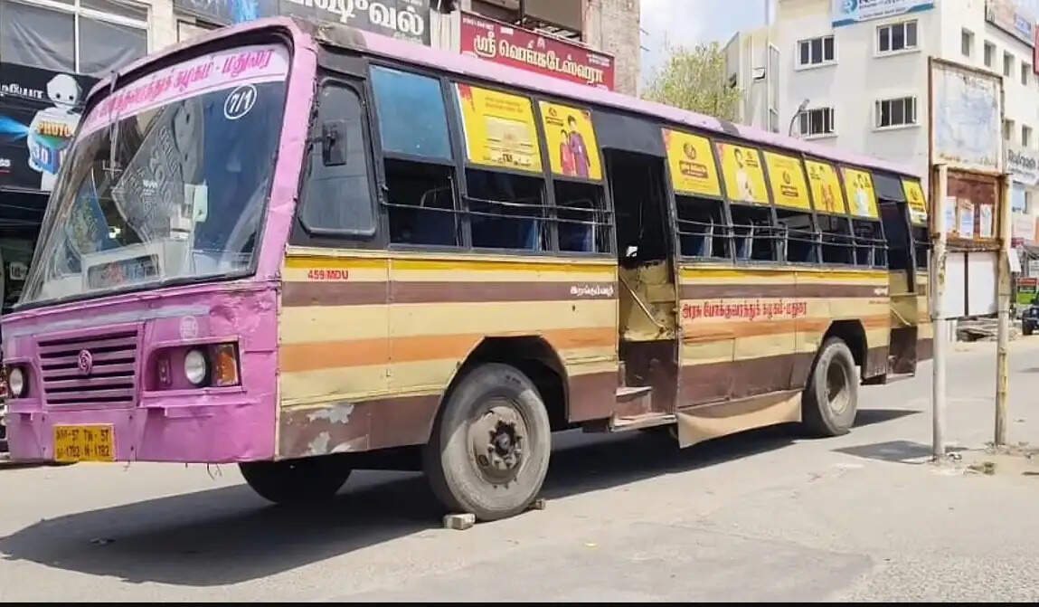 கூச்சலிட்ட பயணிகள்... அரசு பேருந்தில் பிரேக் பிடிக்கல... கல்லை போட்டு பேருந்தை நிறுத்திய நடத்துநர்!