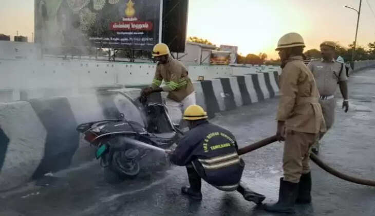 தூத்துக்குடியில் பரபரப்பு... மேம்பாலத்தில் தீப்பிடித்து எரிந்த மின்சார பைக்!