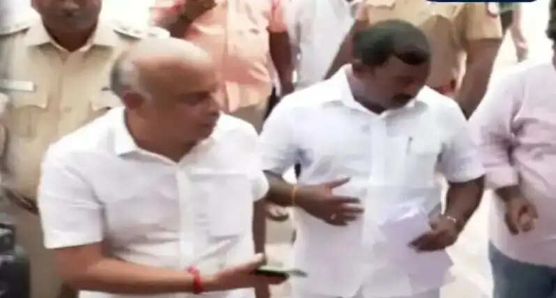 தலைமை மீது அடுக்கடுக்கான குற்றச்சாட்டுகள்