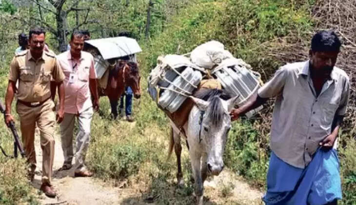 கழுதையில் வாக்குப்பதிவு எந்திரங்கள்