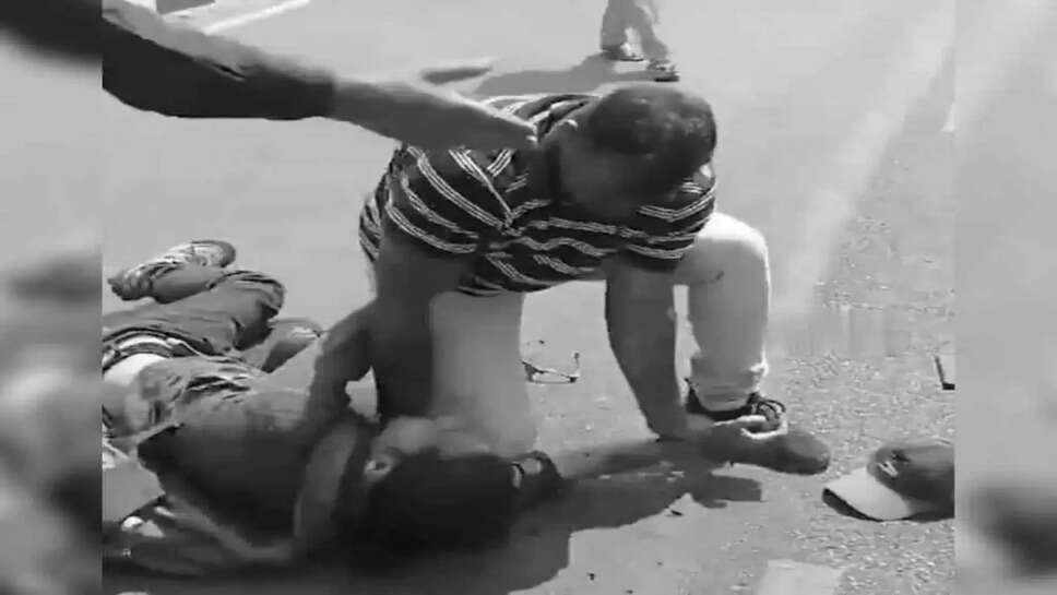 பகீர் வீடியோ... &nbsp;பீர் பாட்டிலால் போலீஸ்காரரின் மண்டையை உடைத்த இளைஞர்! &nbsp;