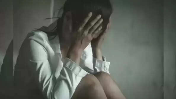 அட கொடுமையே... மருமகளை 16 வருஷம் வீட்டிற்குள்ளேயே சிறை வைத்த மாமியார்!