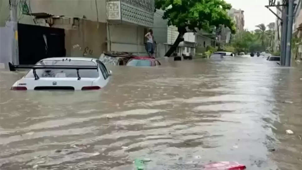 வெள்ள, பாதிப்புகளை பார்வையிட்ட பாகிஸ்தான் பிரதமர்