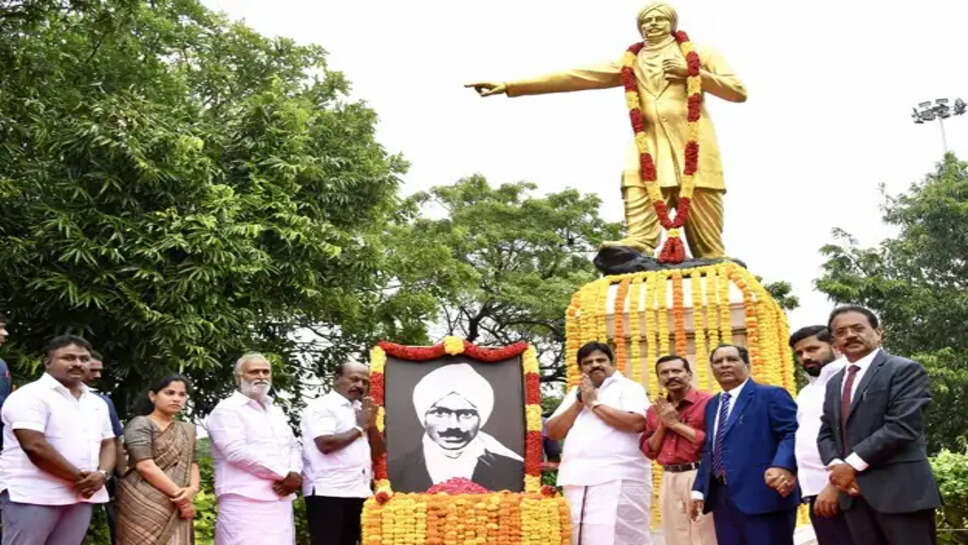 பாரதியாரின் திருவுருவச் சிலை