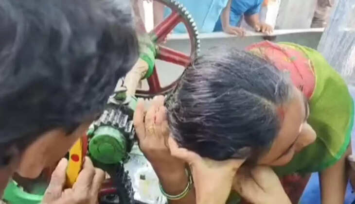 நெஞ்சை உறைய வைக்கும் வீடியோ... கரும்பு ஜூஸ் எந்திரத்தில் சிக்கிய முடி! &nbsp;