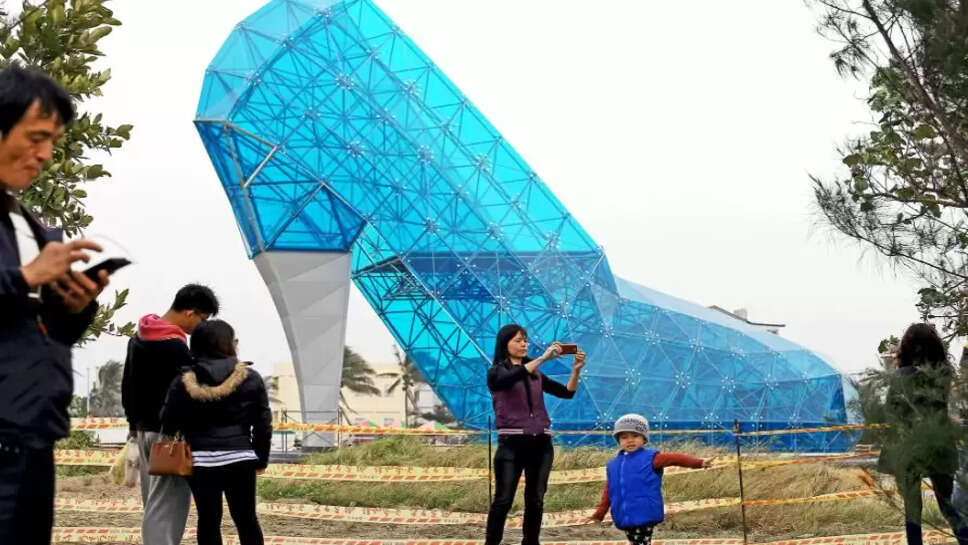 காலணி வடிவ கண்ணாடி தேவாலயம் 