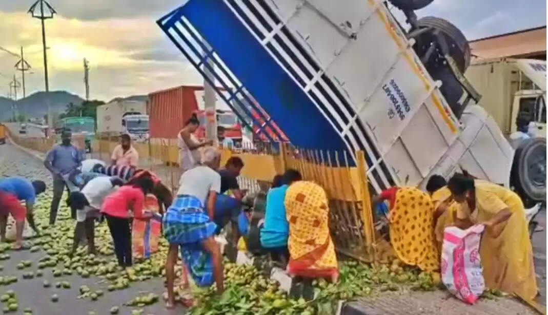 தேசிய நெடுஞ்சாலையில் சரிந்த மாங்காய் லாரி...பெண் துடிதுடித்து பலி!